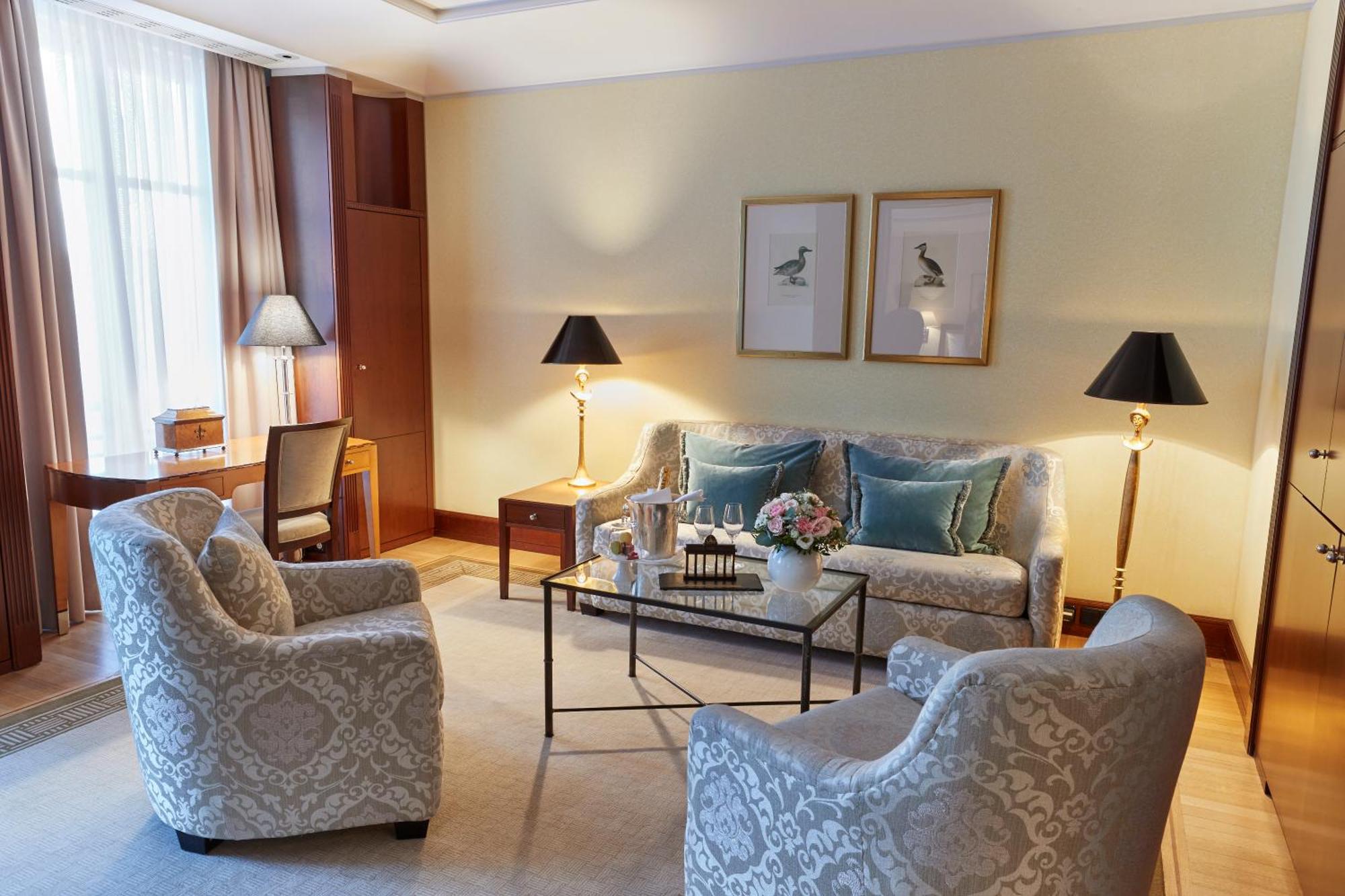 Hotel Adlon Kempinski Berlin Exterior photo A suite at the Hotel de Crillon