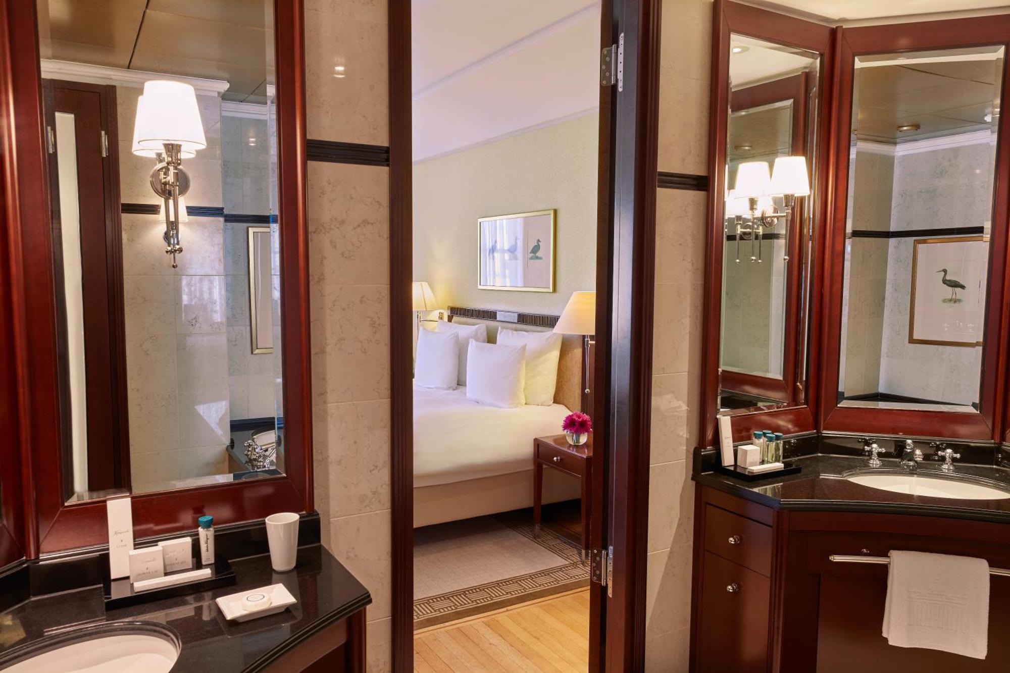 Hotel Adlon Kempinski Berlin Exterior photo Bathroom