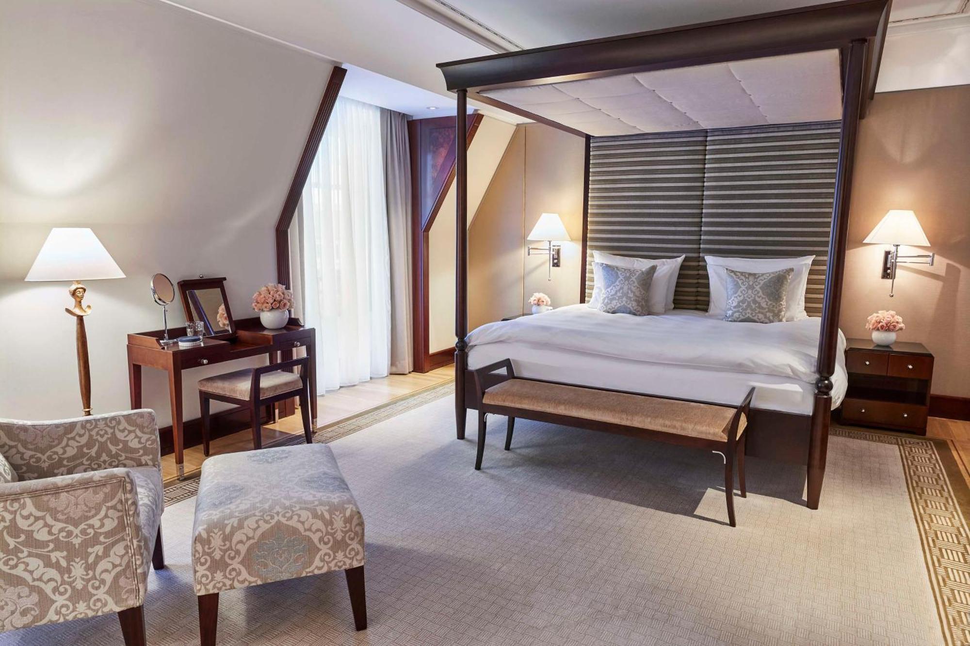 Hotel Adlon Kempinski Berlin Exterior photo A bedroom at the hotel